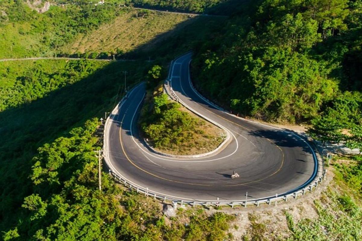 una carretera sinuosa al mig d'un turó