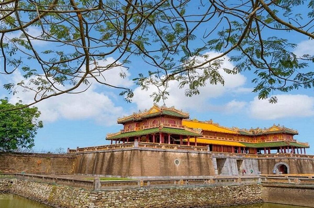 河边的一栋建筑，天空