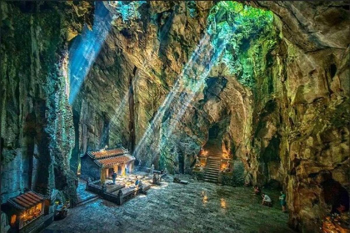 una stanza in una grotta con una parete rocciosa
