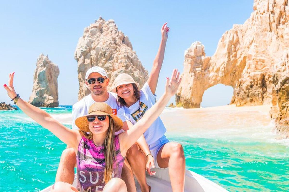um grupo de pessoas sentadas em um barco no oceano