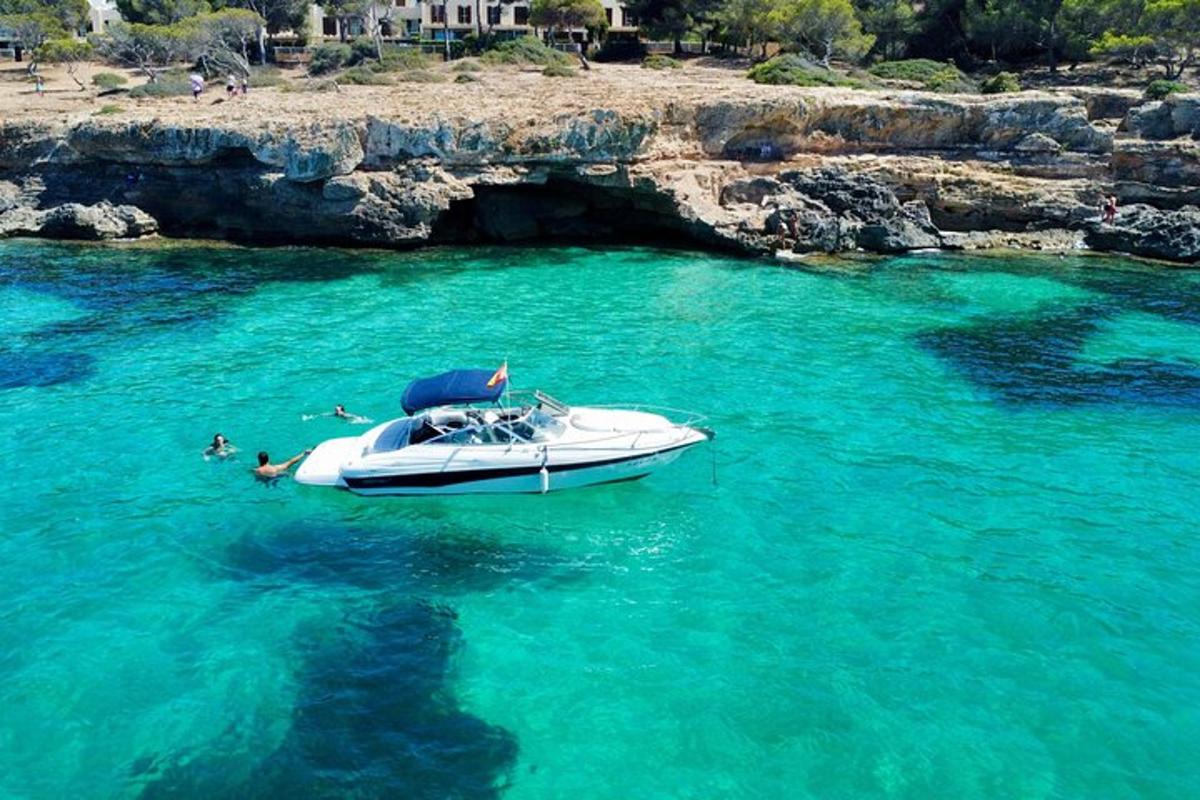 μια βάρκα σε ένα υδάτινο σώμα με ανθρώπους μέσα σε αυτήν