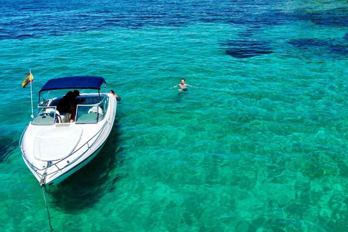un uomo in acqua accanto a una barca in acqua