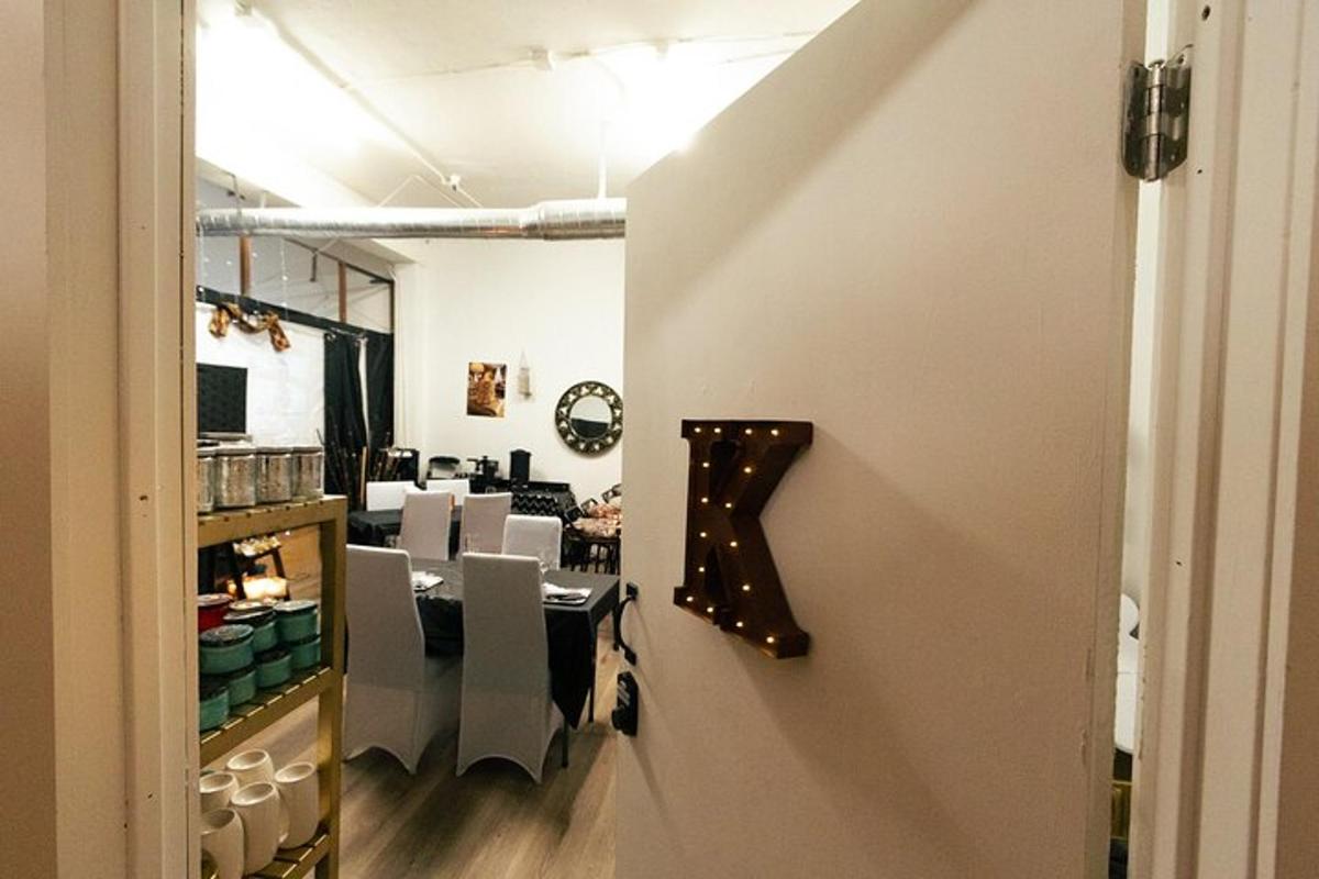 bir odada masa ve sandalyelerin bulunduğu bir salon