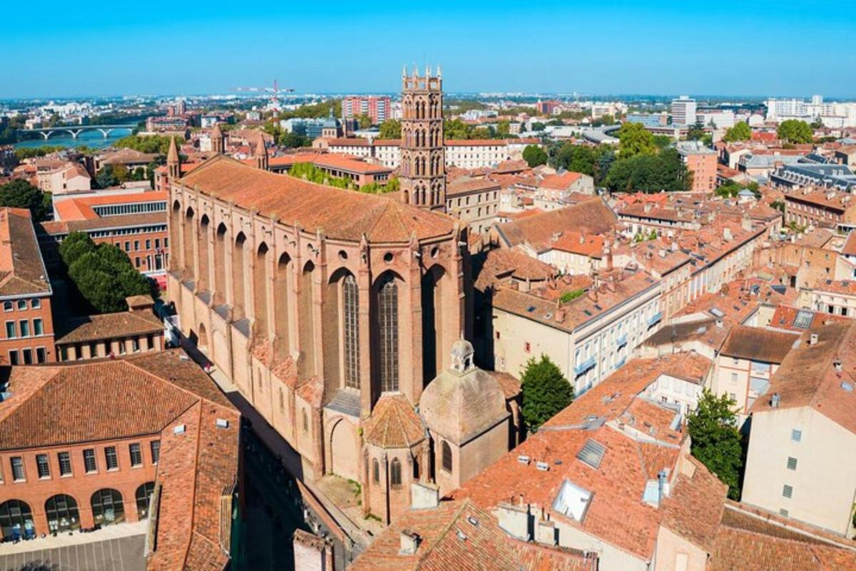 una vista aerea di una città con un grande edificio