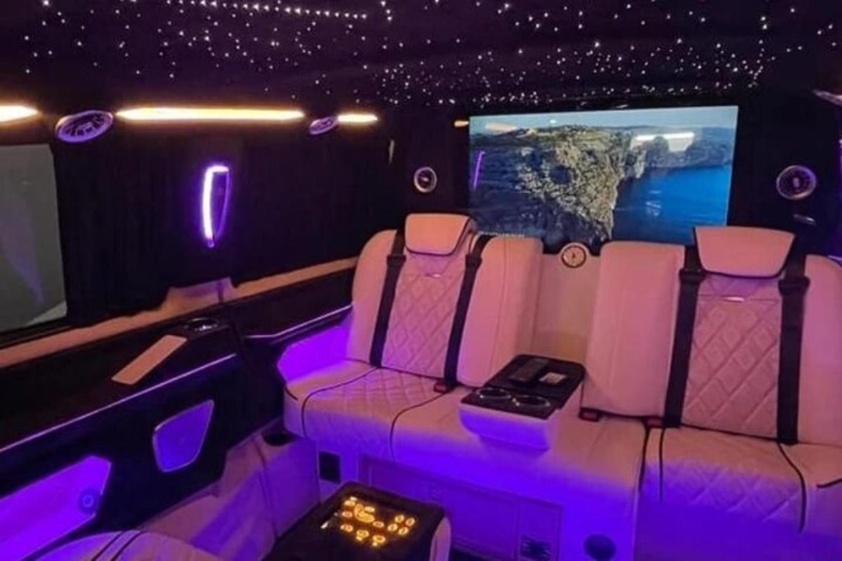 una limousine con luci viola e sedie in una stanza
