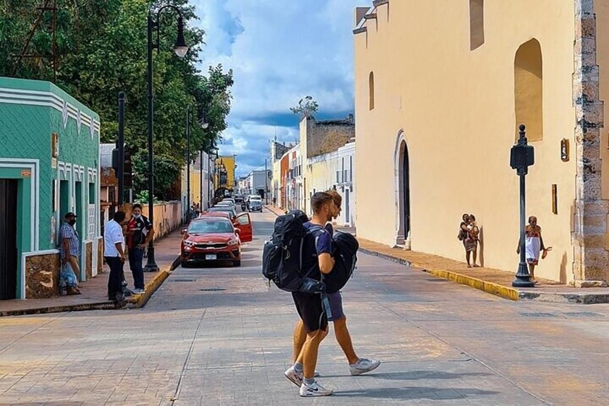 uma pessoa caminhando pela rua com uma mochila
