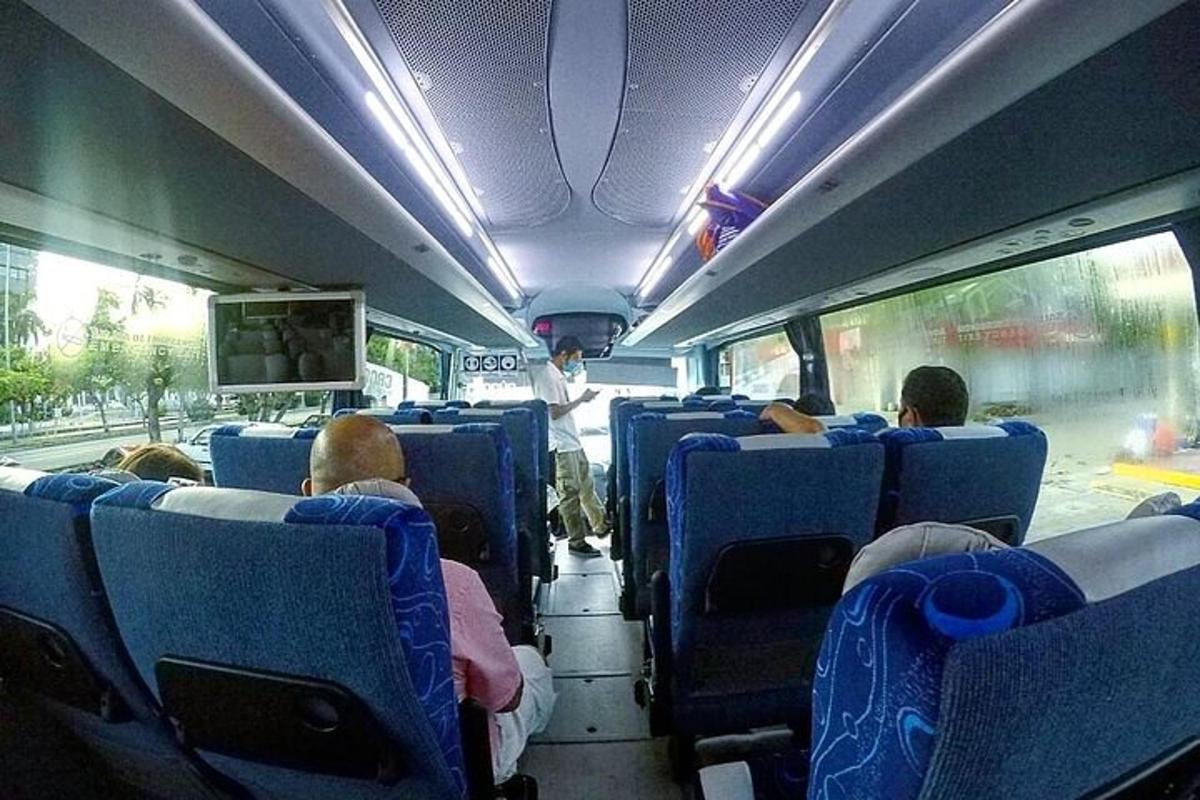 skupina lidí sedících v autobuse