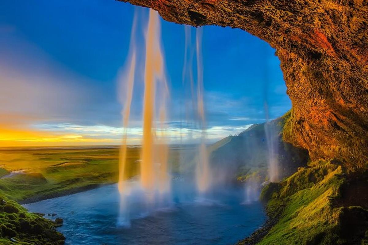 une vue d'une cascade depuis une formation rocheuse