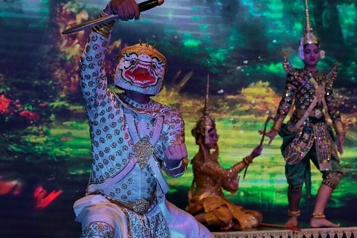 patung seorang pria dengan tombak di tangannya