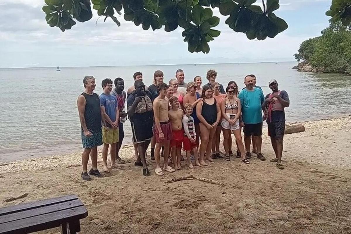 grupp inimesi poseerib rannas pildi jaoks