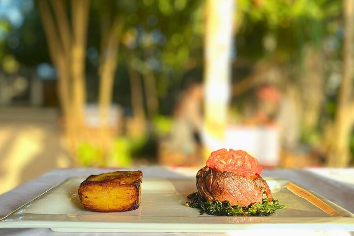 dos piezas de comida en un plato sobre una mesa