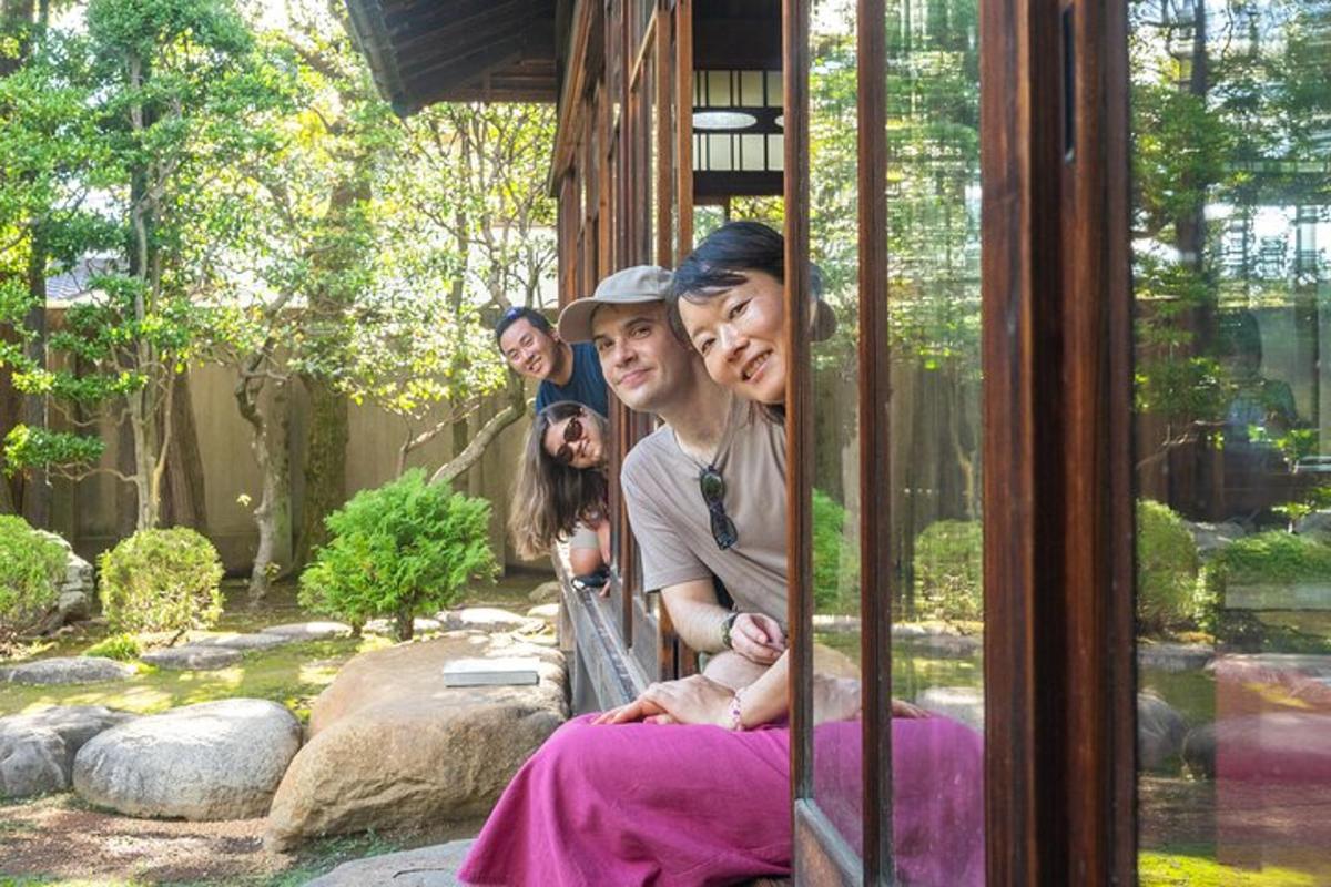 um grupo de pessoas sentadas em um trem em um zoológico