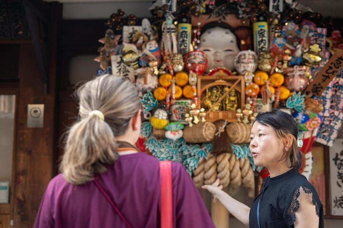 duas mulheres em frente a uma exposição de comida