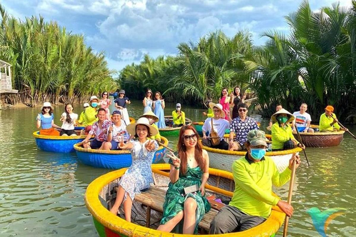 un gruppo di persone che viaggiano su barche in acqua