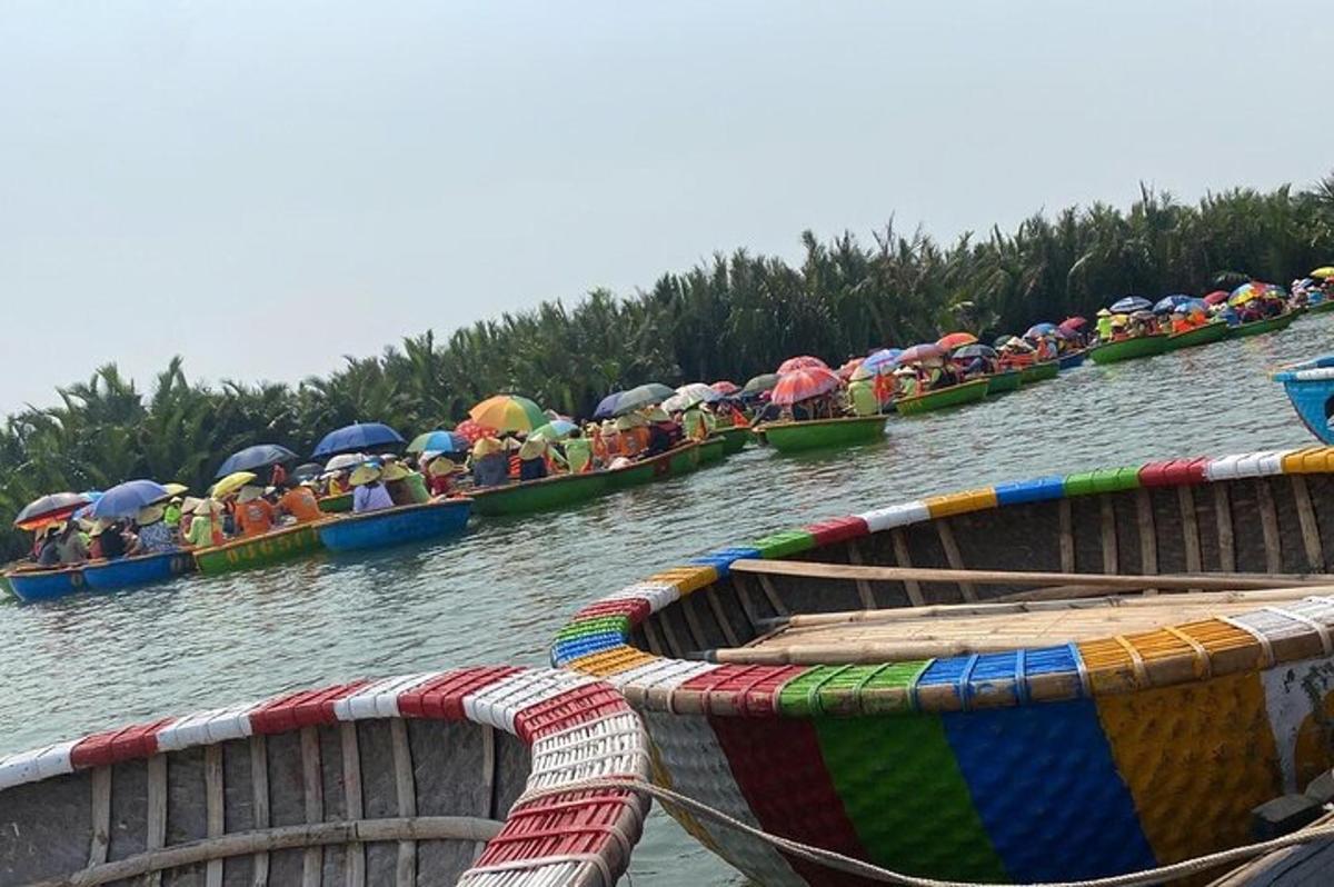 una fila di barche con persone a bordo in acqua