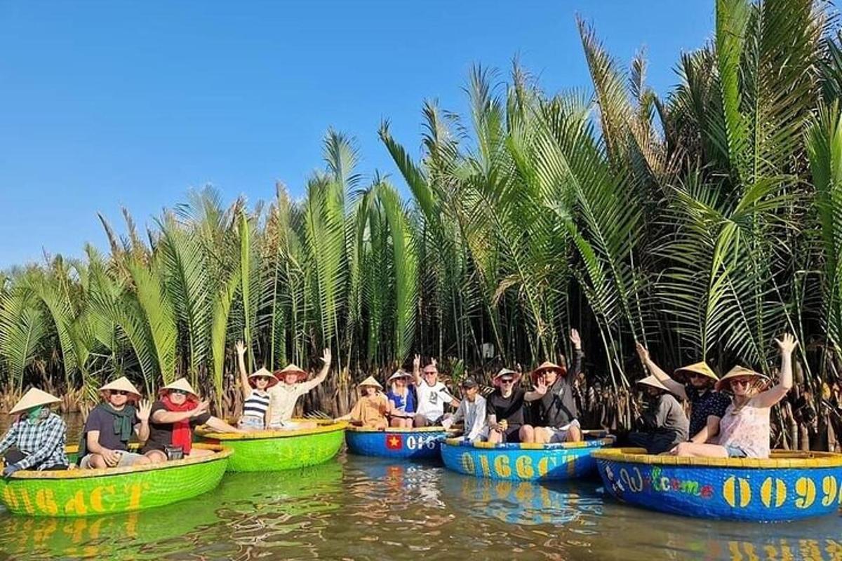 un gruppo di persone che viaggiano su barche in acqua