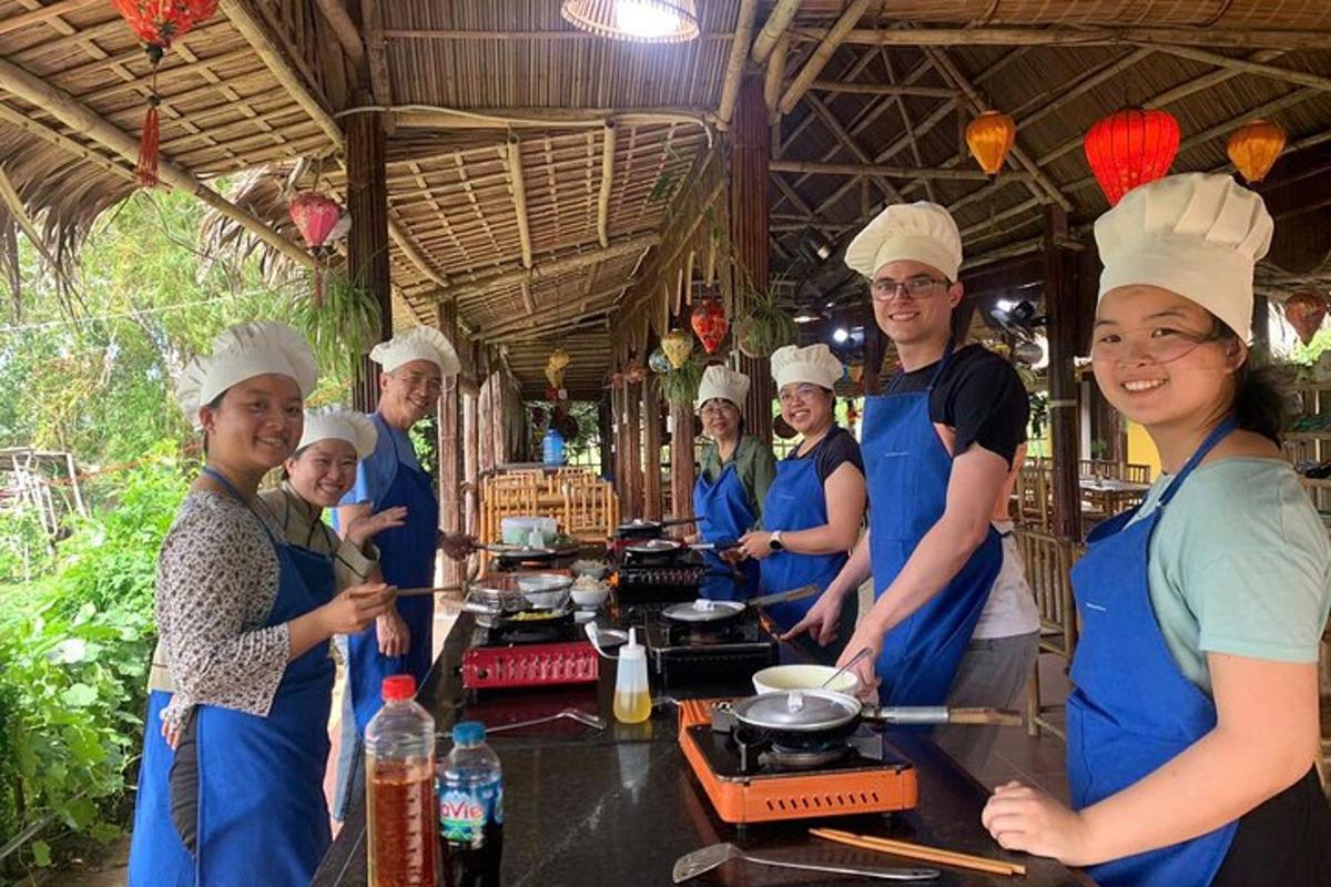 un gruppo di persone con cappelli da cuoco in piedi in una cucina