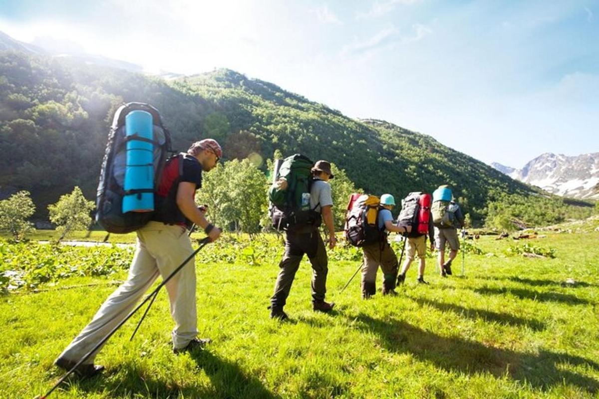 grupp inimesi, kes kõnnivad seljakottidega mäest üles
