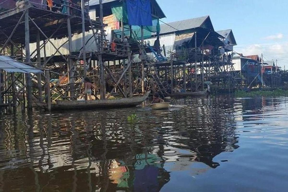 水边的一组房屋