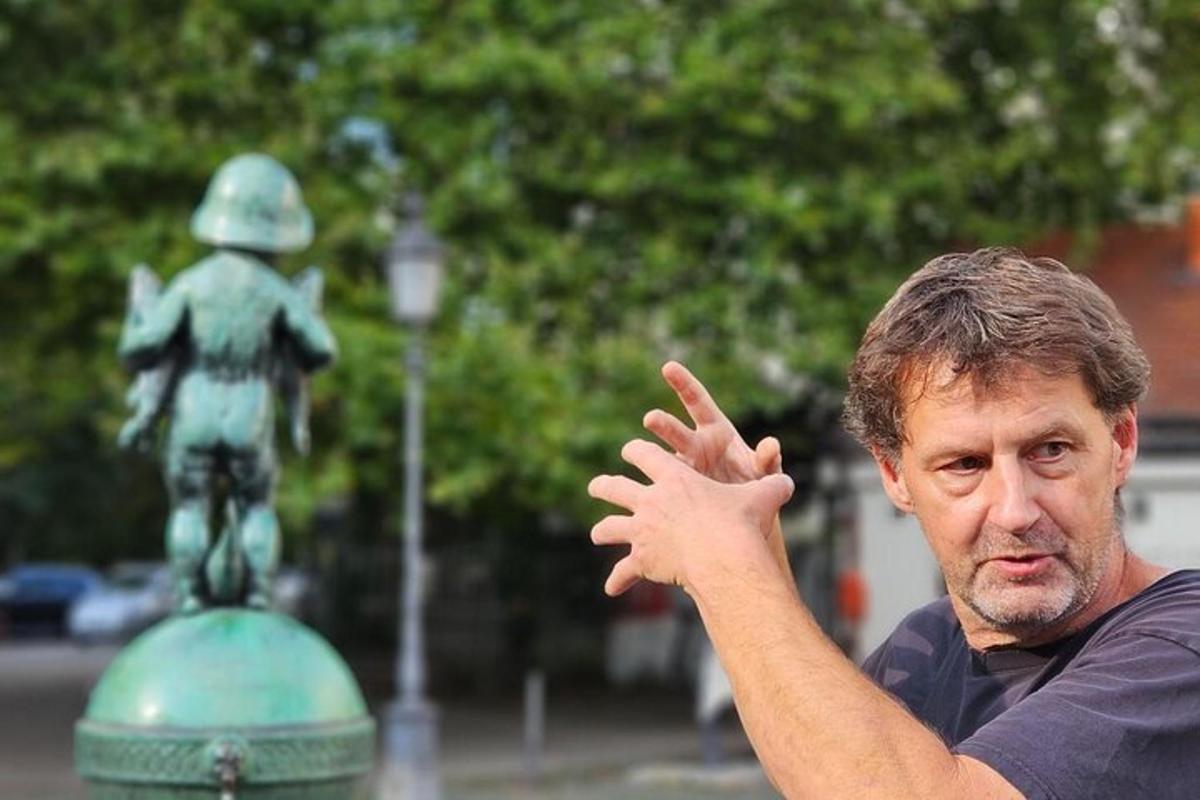 mees teeb kuju ees rahumärki