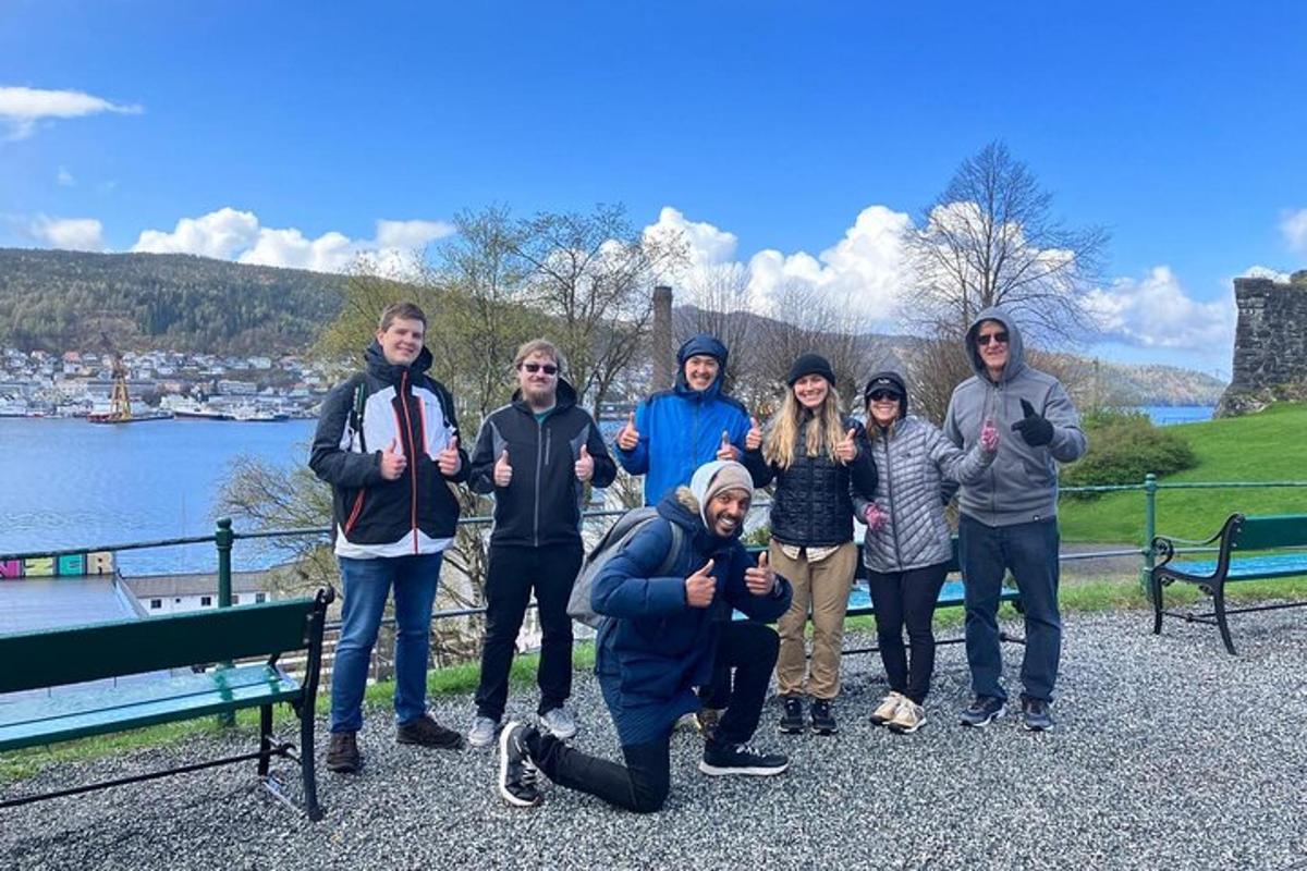 eine Gruppe von Menschen, die für ein Foto am Wasser posieren