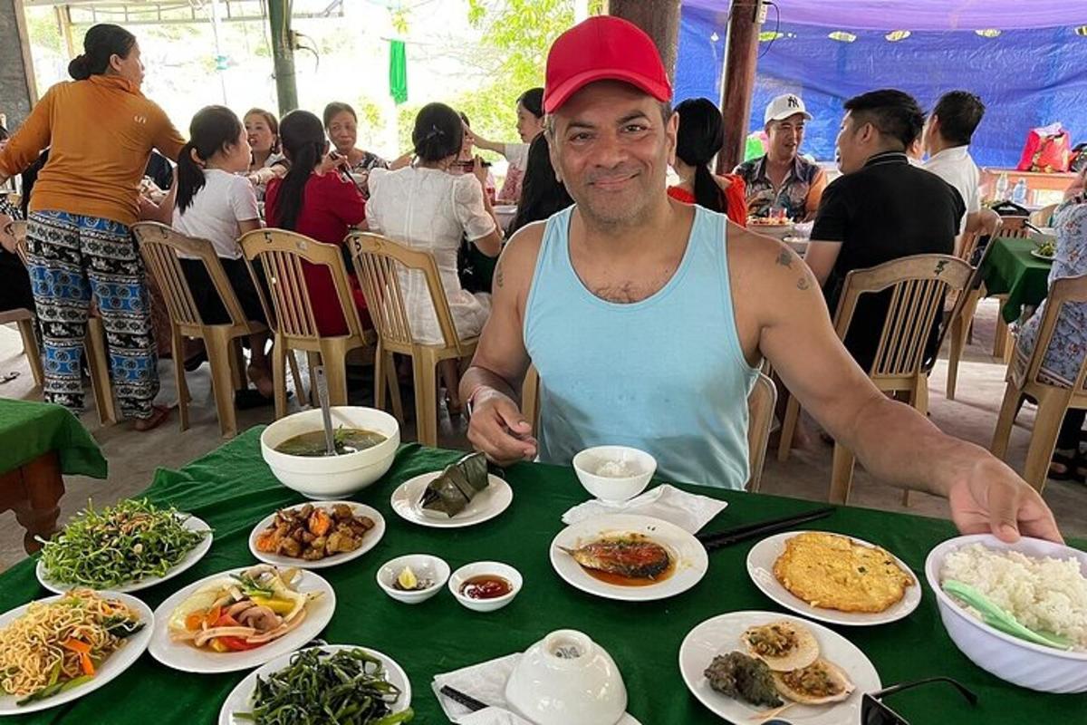 um homem sentado à mesa com pratos de comida
