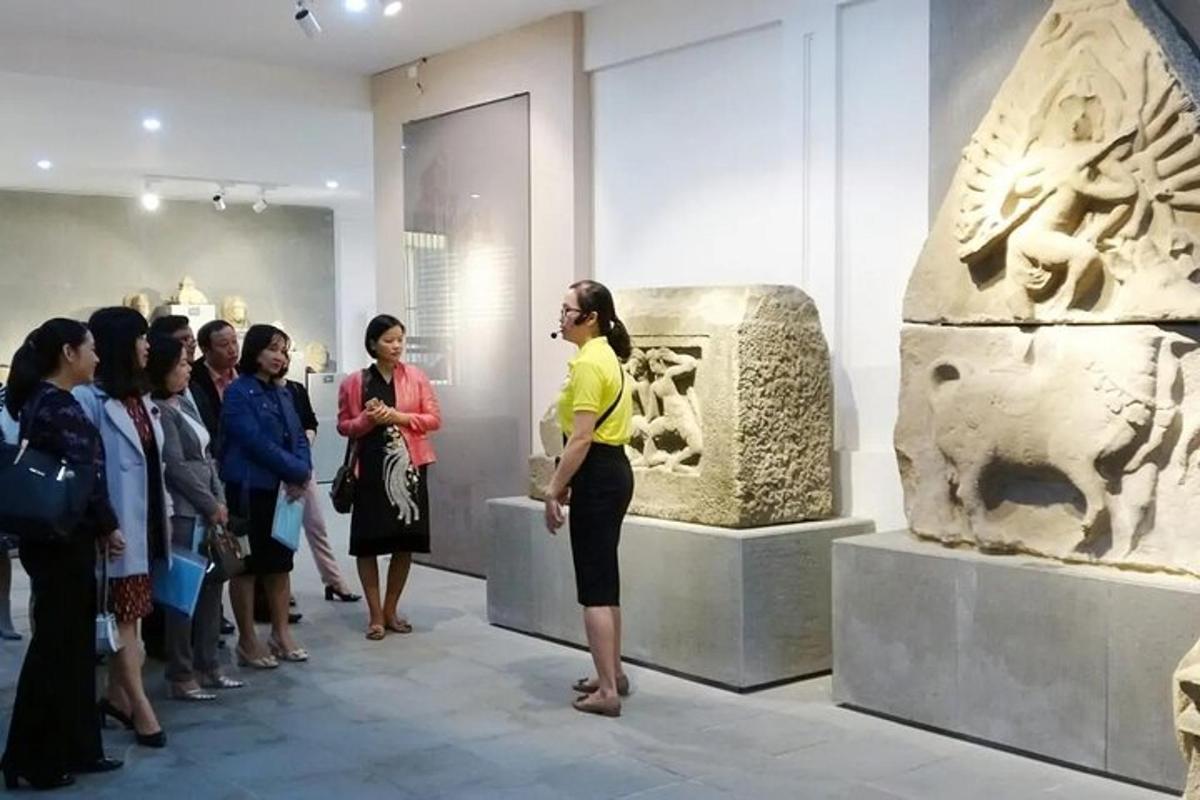 sekumpulan orang melihat pameran muzium