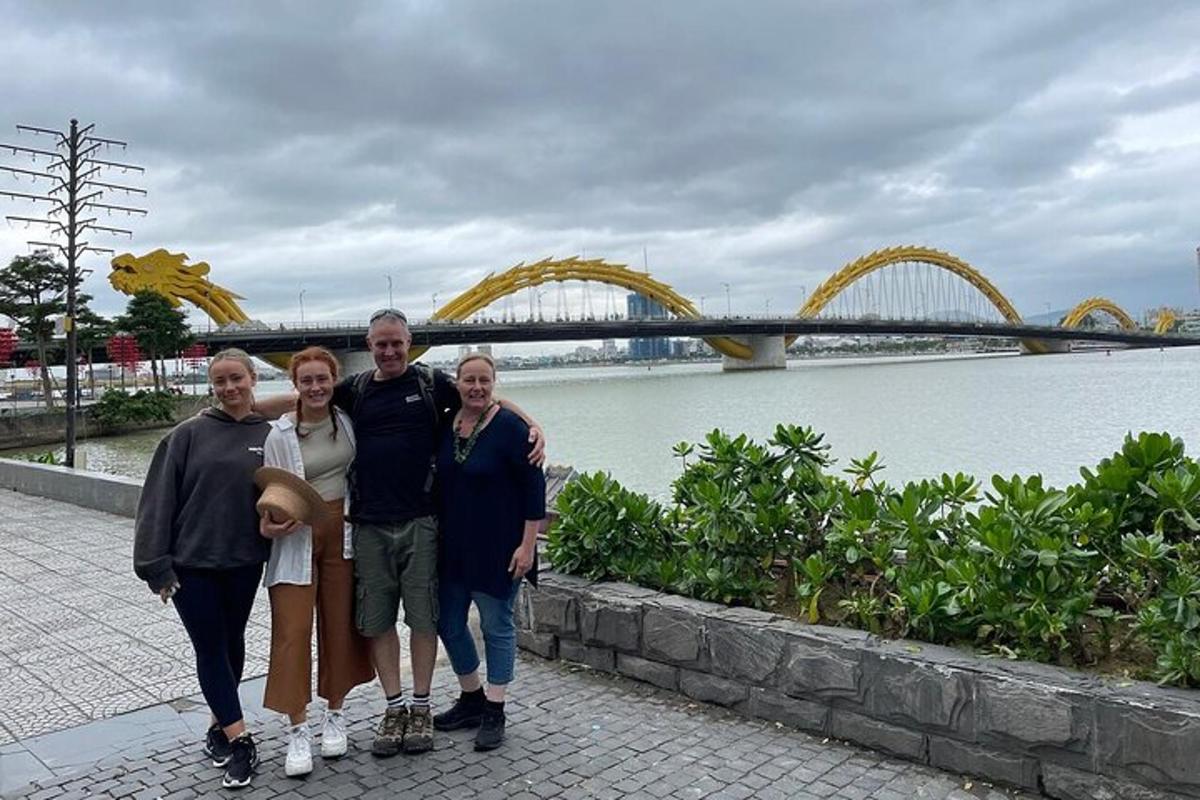 rodina pózující pro fotografii před mostem