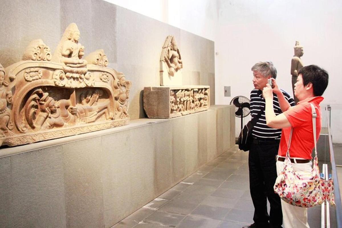 muž fotografující muzejní exponát