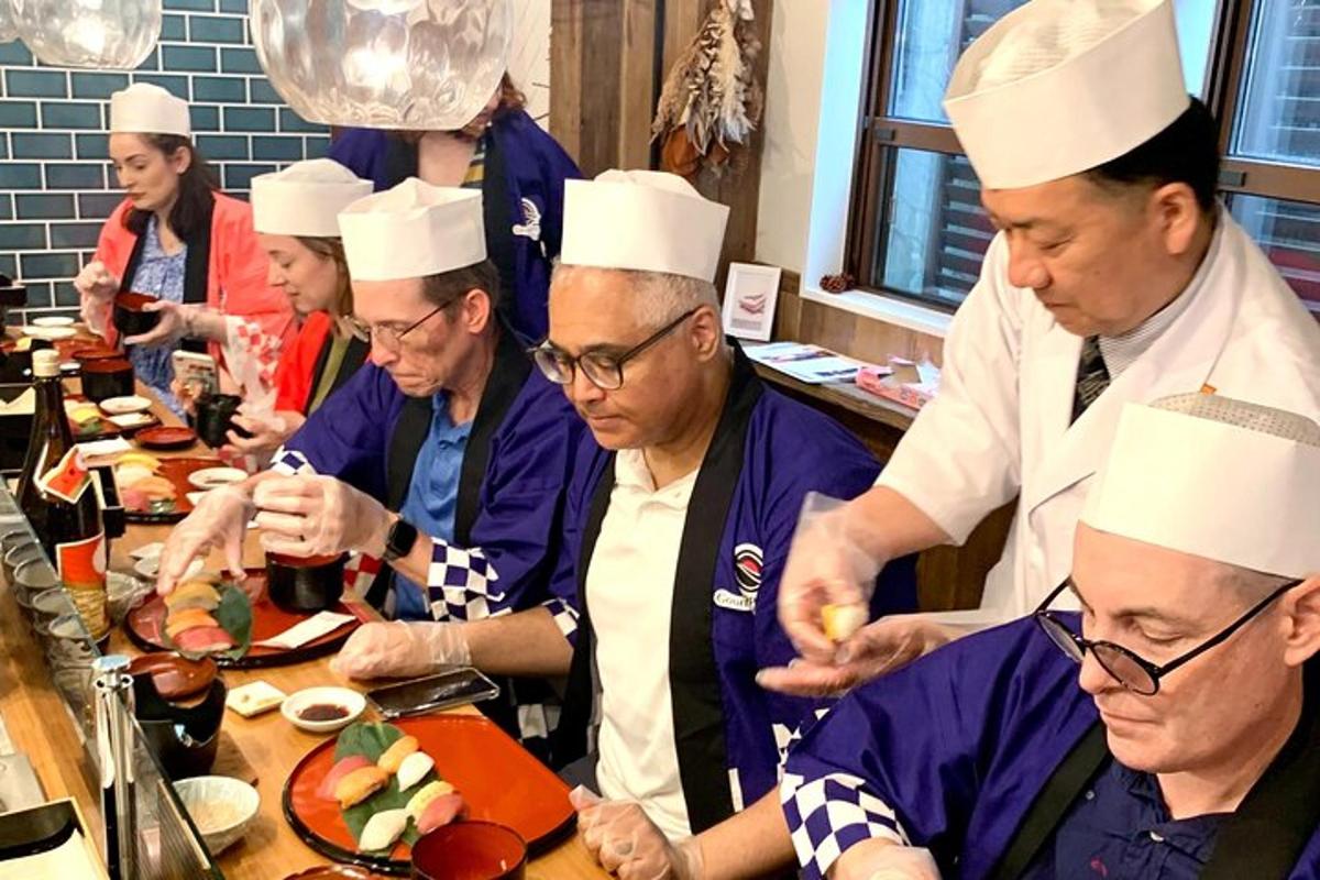 een groep koks die eten bereiden in een keuken