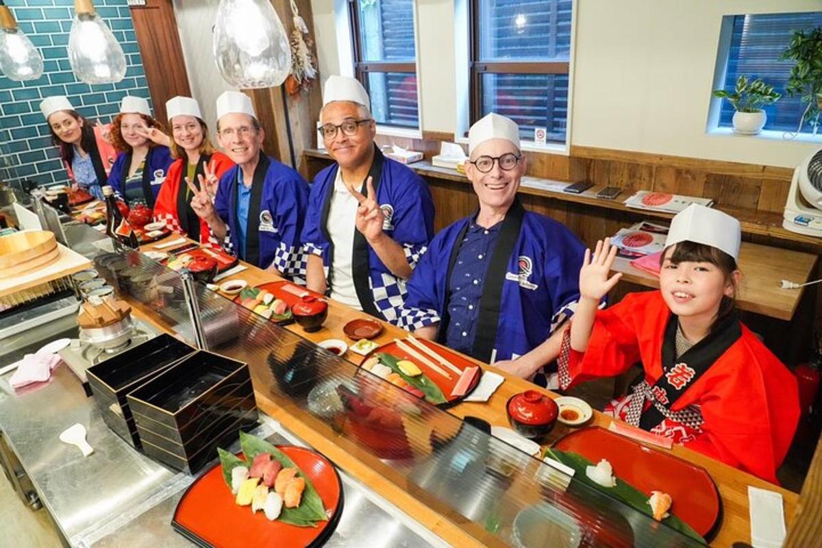 Un grupo de chefs posando para una foto en una cocina.