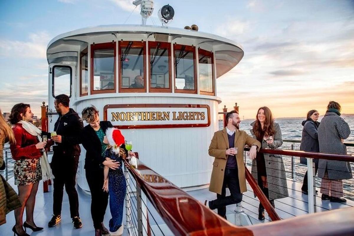 un grupo de personas de pie en un barco