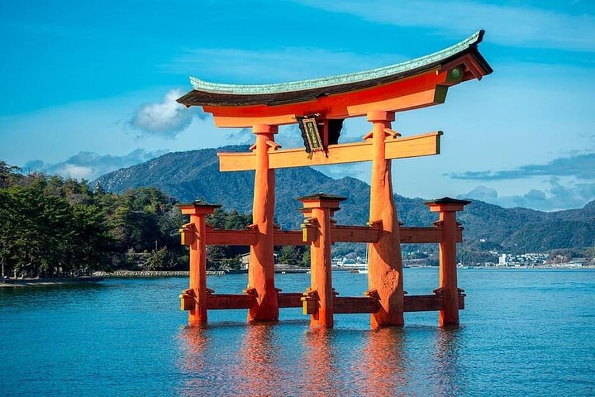 un torii orange au milieu de l'eau