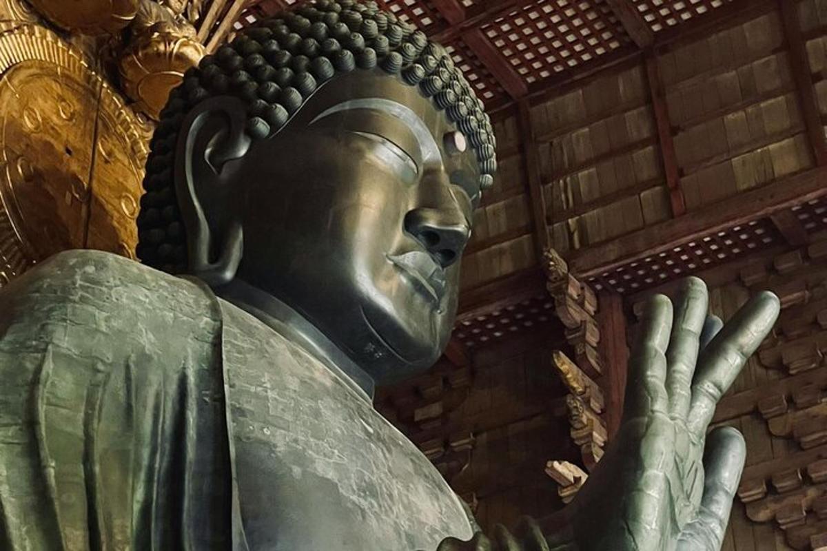 una statua di una persona con la mano alzata