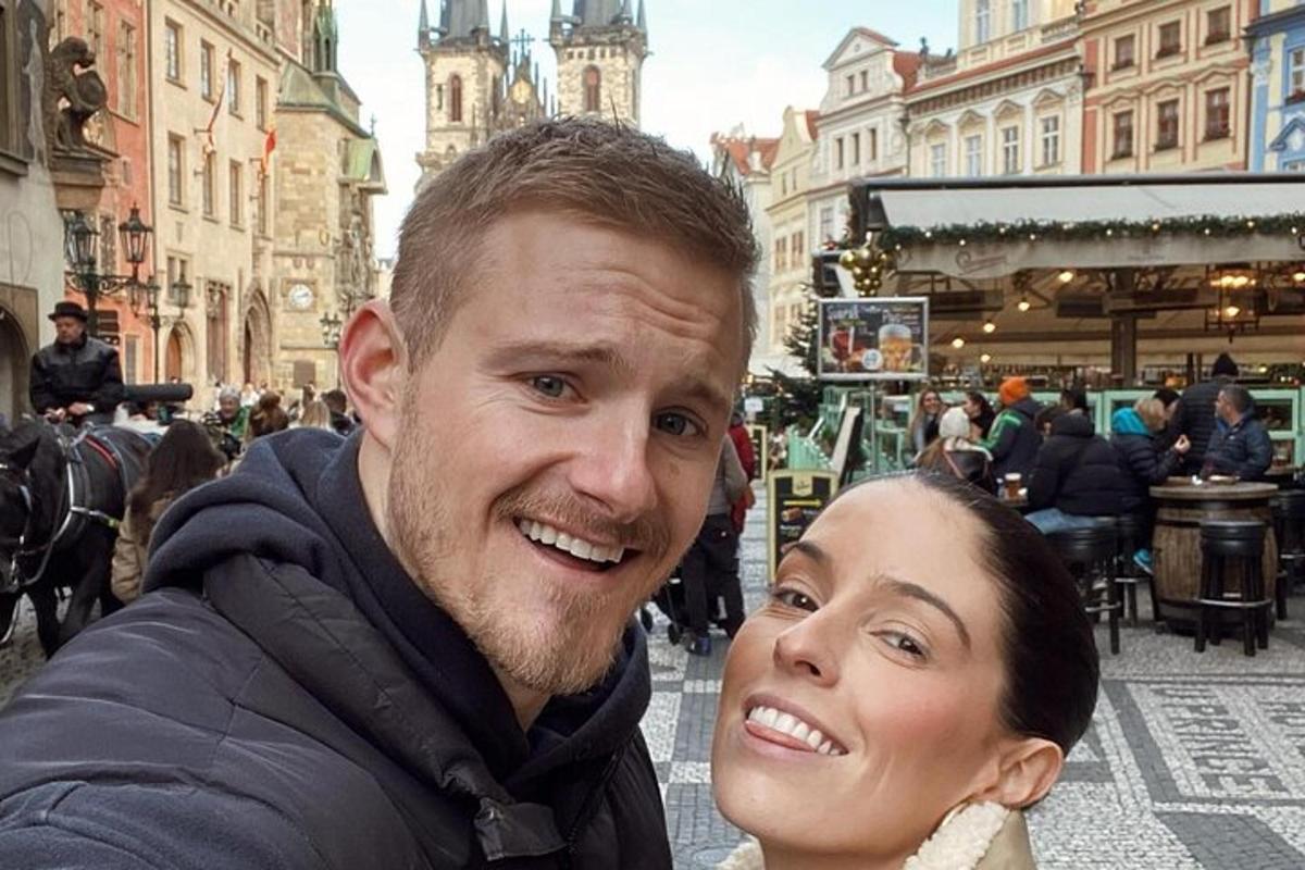 Чоловік і жінка позують для фотографії в місті