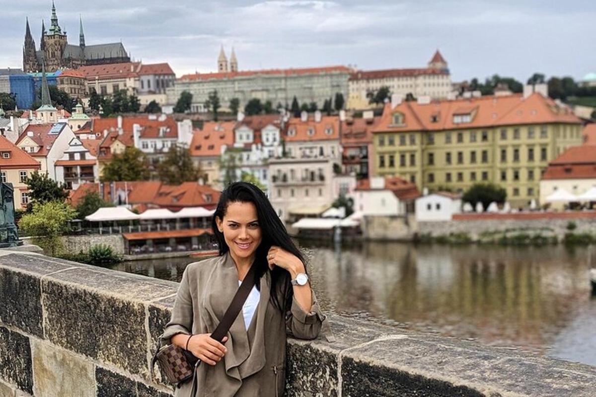 uma mulher em pé em um muro com vista para uma cidade