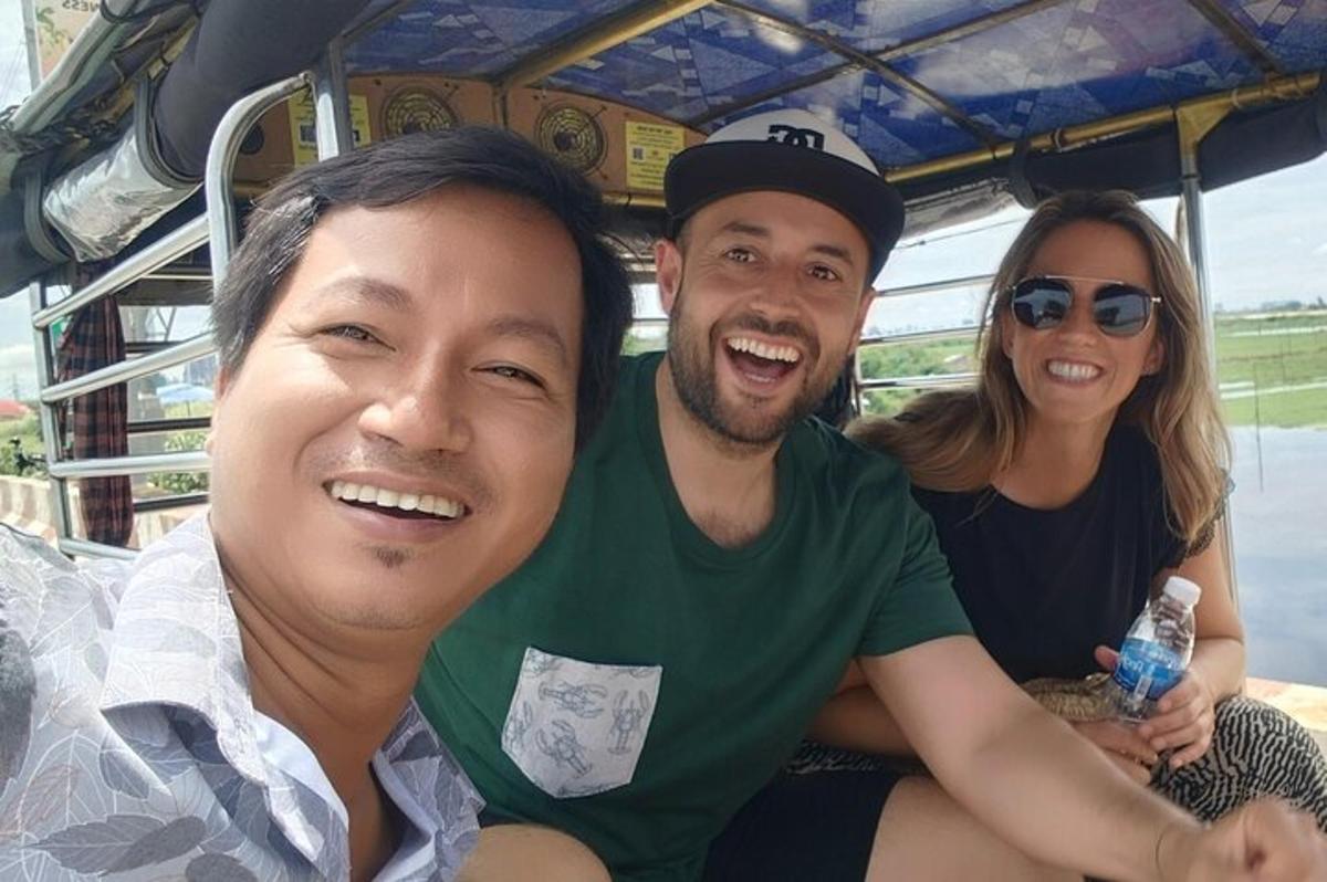un gruppo di tre persone a bordo di una barca