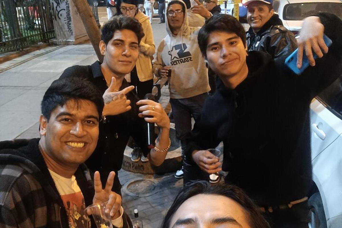 sekumpulan lelaki berdiri di sebelah kereta