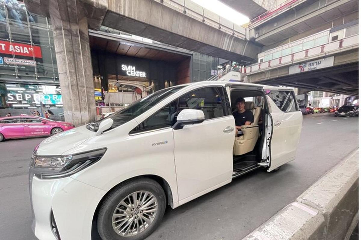egy fehér elektromos autó halad végig a város utcáján