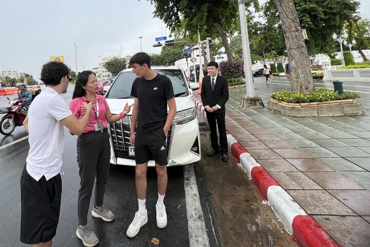 um grupo de pessoas em pé ao lado de um carro branco