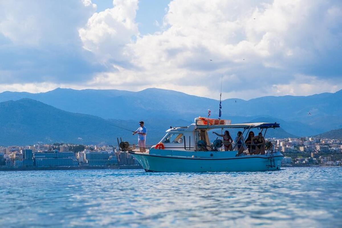 um grupo de pessoas em um barco na água