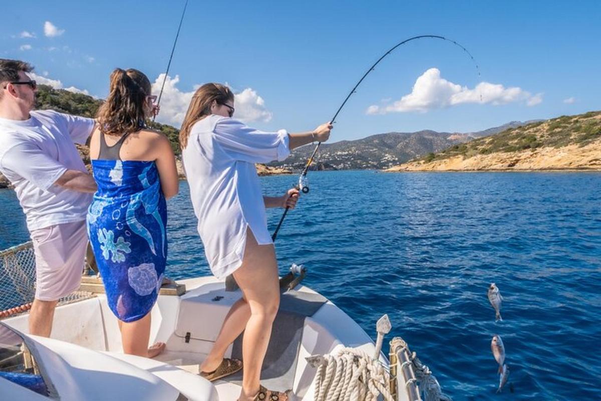 três pessoas em um barco pescando na água