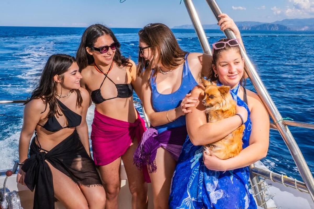 um grupo de mulheres em um barco com um cachorro