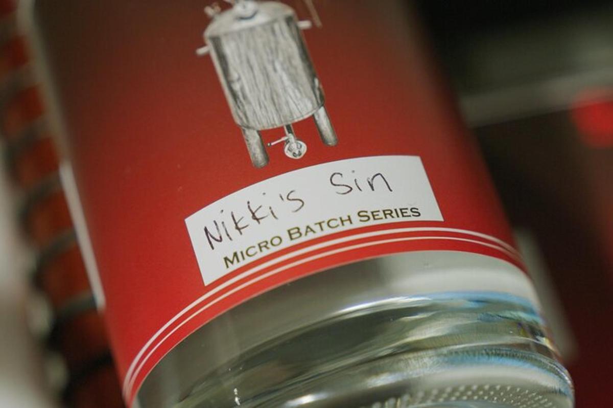 červená plechovka mléka s nálepkou