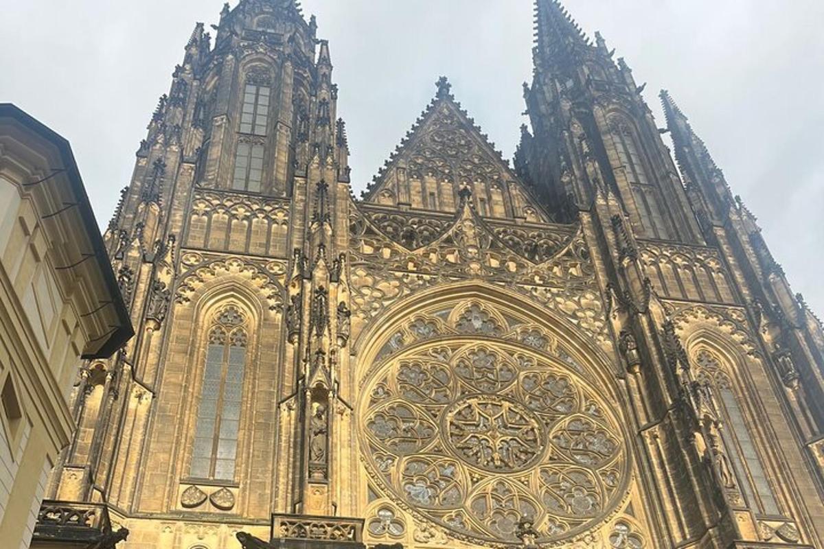 velká katedrální budova s velkým oknem