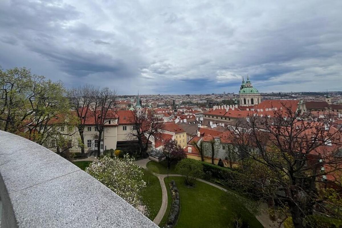 pohled na město z vrcholu budovy