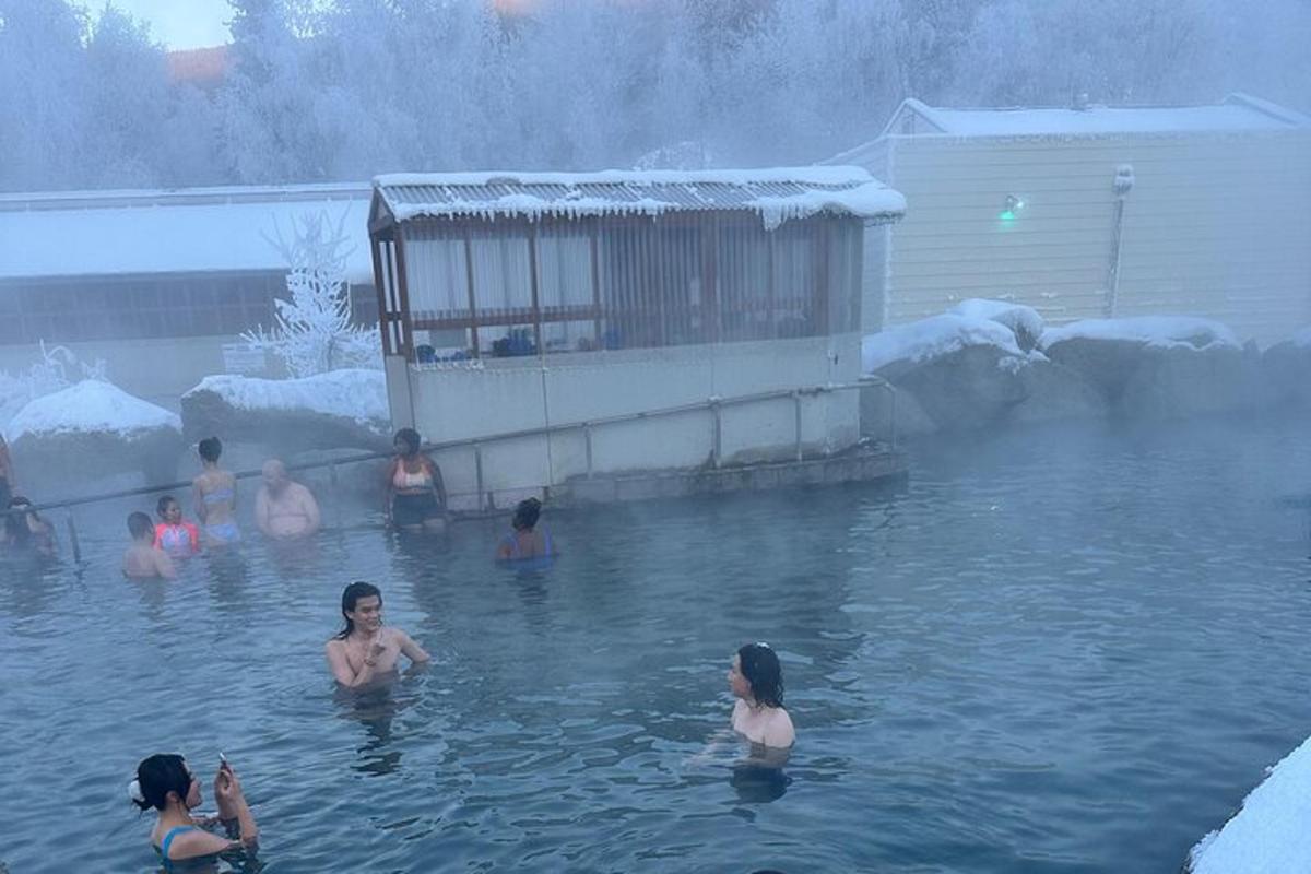 група людей у воді в гідромасажній ванні