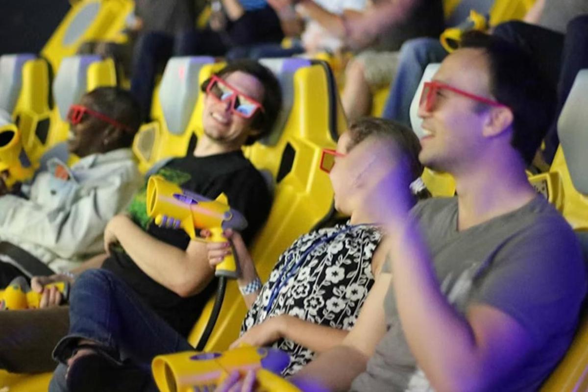 un gruppo di persone sedute tra il pubblico in un auditorium