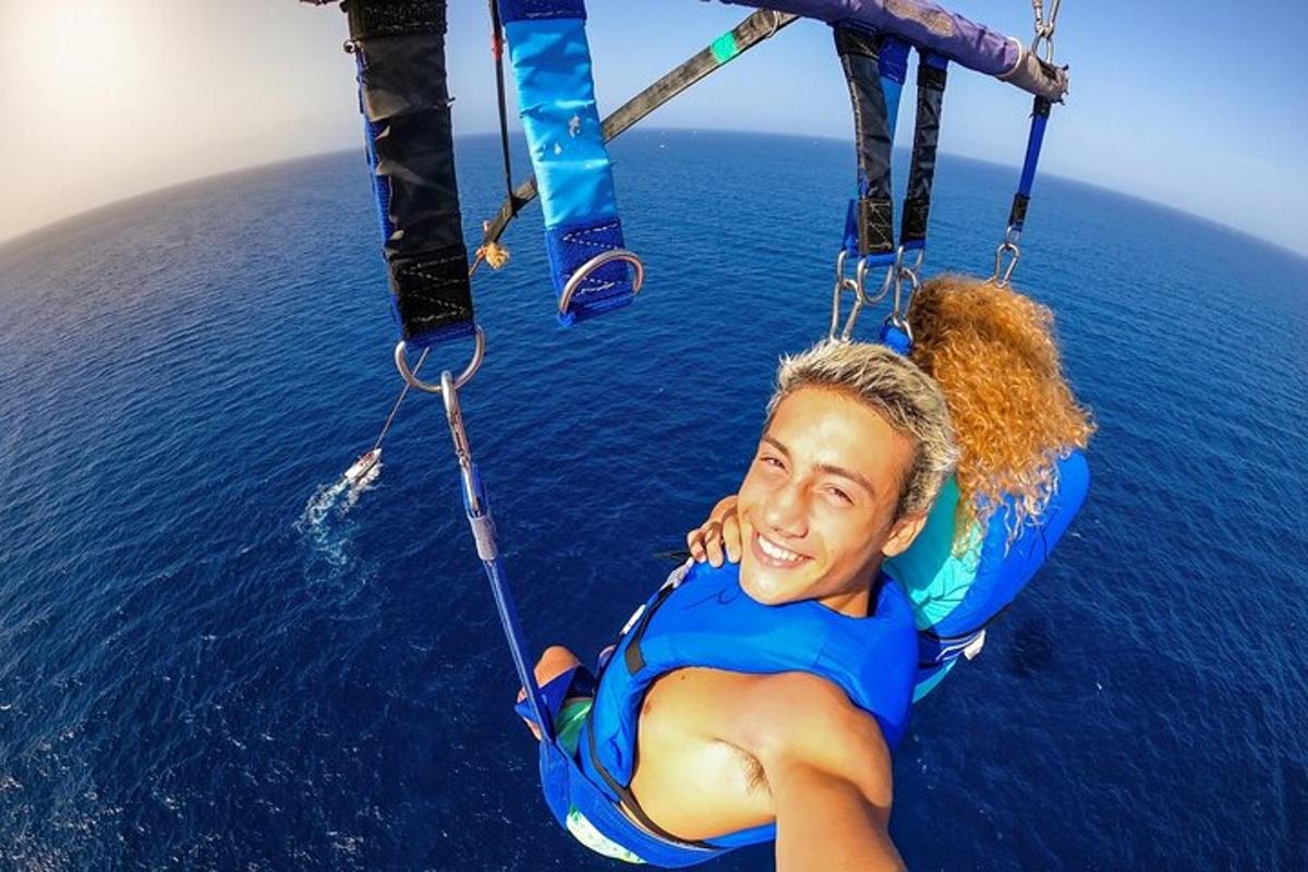 žena sedící na houpačce v oceánu