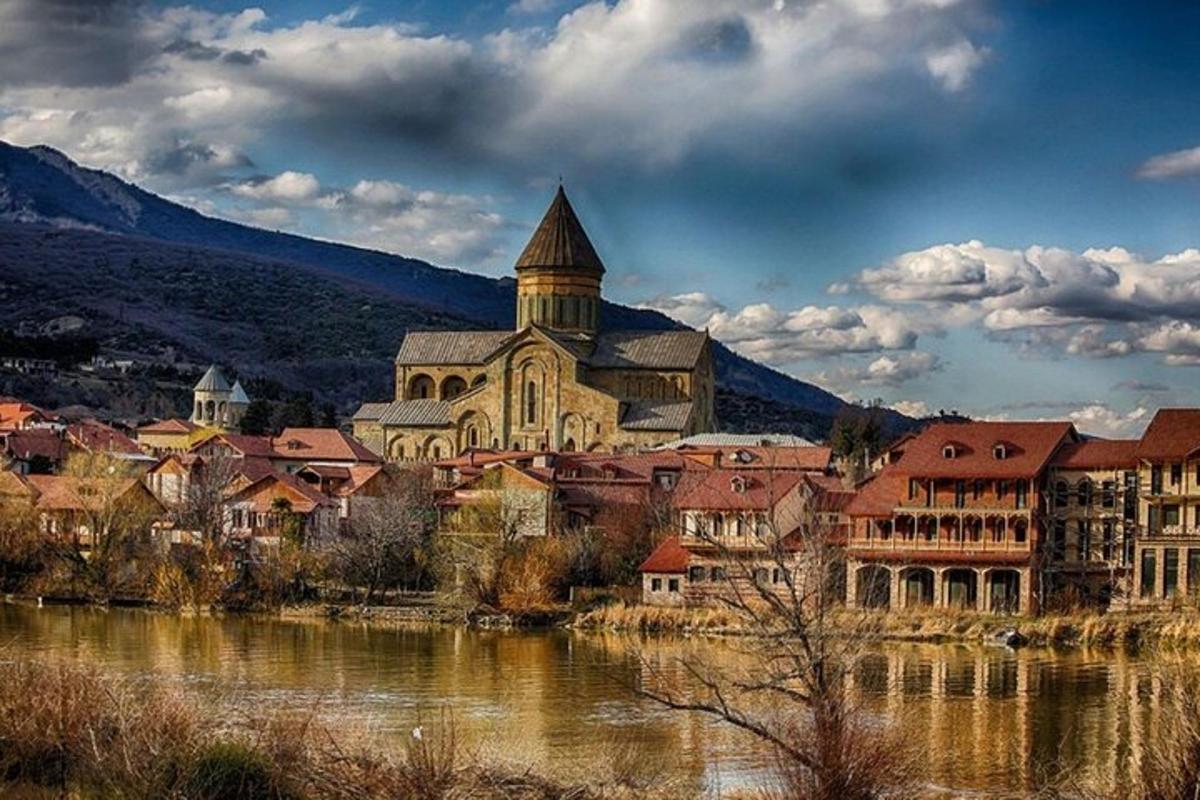 un pueblo con una gran iglesia y un río